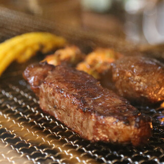 Enjoy the live feeling of grilling on the grill in the center of the counter.