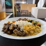 BLOSSOMS SRI LANKAN RESTAURANT - 左　ポークカレー。→ ダルカレー。どちらも食べやすい味付けで辛くはありません。