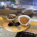 BLOSSOMS SRI LANKAN RESTAURANT - 上段左にパパダム。トルティーヤみたいな感じ。右にココナッツサンバル。甘くてピリ辛！