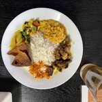 BLOSSOMS SRI LANKAN RESTAURANT - ふた皿目です(^^)盛り付け方とかも良く分からずとにかくライスの周りを固める