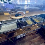 BLOSSOMS SRI LANKAN RESTAURANT - 料理全体。1ヶ月前の開店時に比べるとアイテムが減ったか？