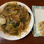 やま山らーめん - あんかけかた焼きそば￥850　餃子(６個)￥400