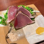 こたつ ねこ - 鰹の藁焼き(刺身盛り合わせの中のひとつ)