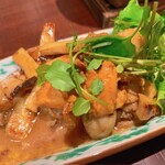 こたつ ねこ - 帆立とアワビ茸の酒盗バター炒め