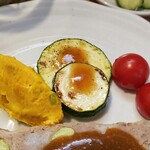 キッチン ブルー グローブ - 備え付けパンプキンポテサラ、野菜のアップ