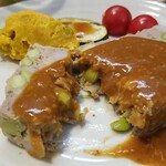 キッチン ブルー グローブ - テリーヌの断面、豚挽肉と枝豆はみえますが、里芋は分かりずらいですね？