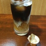 キッチン ブルー グローブ - ミルクを入れます