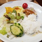 キッチン ブルー グローブ - 最後はサラダに加え、お新香とたれを加えます