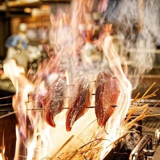 Very popular among women♪ The fatty bonito seared with salt and straw is a must-try!