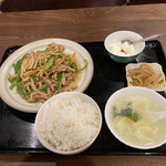 四川飯店 成都 - 青椒肉絲定食　704円(通常880円)