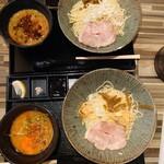 らぁ麺 三軒屋 - 手前→エビ　奥→坦々