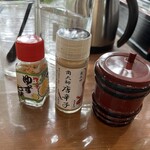 そば処 湧水 - ３種の唐辛子が有る