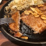 Teppan Oukoku - トンテキをカット