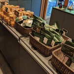 ベーカリー&レストラン 沢村 - 緑の袋は色々な種類のパルミエ