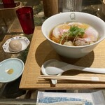 Japanese Ramen Noodle Lab Q - 醤油わんたん麺