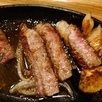 Yo-shoku OKADA - 甘味あるバーベキューソースは
ステーキの脂の旨味（甘味）と合わさって
素で食べるのと同様に美味しいなあ♪