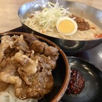 肉のヤマ牛 - 料理写真:シン・ゴマだれ冷麺＋ミニ牛焼肉めし
