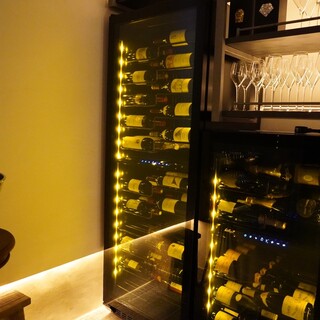 お肉に合わせるワインはソムリエが厳選。ワインセラーも完備