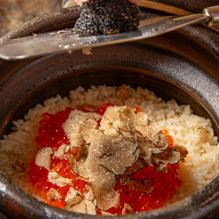 炊き込み土鍋御飯も自慢の逸品。時期で変わるお料理もどうぞ