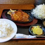 とんかつ 山花 - 厚切りポークソテー定食（ロース）¥1980 ライスのお皿で肉の迫力が伝わらない画像…