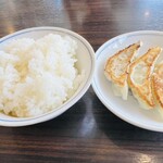 川龍 - 四川坦々麺セットの小ライスと餃子
            焼き餃子美味しかったです♪