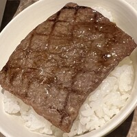 焼肉 ミツクニ 六本木 - イチボをご飯に乗っけてアムッヾ(≧▽≦)ﾉ