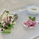 ビストロ　エミュリシエ - 生ハムのシーザーサラダ/ 新玉ねぎと鶏ハムのマリネ/ 新玉ねぎの冷製スープ