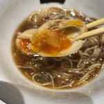らぁ麺や 嶋 - 【味玉】味4.6
      コレは絶品❗️出汁をよく吸った白身、濃厚なゼリー状で半透明の黄身。口に入れるとスープに負けない、濃厚な味わいが溢れます。黄身の甘みと絶妙な旨味を味わおう。
      麺を追っても、スープでもOK