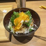 らぁ麺や 嶋 - 黄身を「ぷっうん」と割ろう。
      ひと口食べると割と爽やかな感じになります。
      ネギ、三つ葉、微かに感じる茗荷が丁度良い量でチャーシューごはんを彩ります。