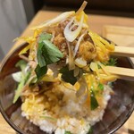 らぁ麺や 嶋 - チャーシューの甘旨なタレと濃厚な黄身が絶妙なハーモニーとなって一体感を作ります。
      ごはんを食べた後は、ラーメンのスープを飲んで幸せな気分になろう。
