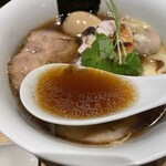 らぁ麺や 嶋 - 【スープ】味4.5
      まずは、丸みがある油分を纏った醤油の風味が口の中に広がります。複雑な香り高い醤油の味わいは流石に旨い。
      ※５種類の醤油を配合しているとのことです。
      旨い(●´ω｀●)