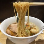 らぁ麺や 嶋 - 【麺】味4.0
      細と中の間のストレート麺。ツルッとしていて啜るのに特化した麺です_:(´ཀ`」 ∠):
      多少加水が高いのでしょうか、モチッと（モチモチまではいかない）して、適度な弾力があります。