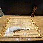 らぁ麺や 嶋 - カウンターに座るとすでに用意してある膳。