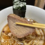 らぁ麺や 嶋 - 【焼豚モモ】味3.5
      旨味を凝縮したモモ肉、噛み締めるタイプのチャーシューです。脂は無いので、肉の旨味で勝負ですね。
      バラ肉の後に食べると、何故か寂しくなります。