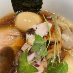 らぁ麺や 嶋 - トッピングは、昆布メ低温鶏ムネ（黒トリュフ）・炭火焼き鶏モモ・三つ葉・紫玉ねぎ（少量）、細かいチャーシューも。