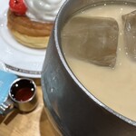 Komeda Ko-Hi-Ten - アイスオレ　大きい方　とシロノワール　小さい方