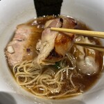 らぁ麺や 嶋 - 【炭火焼き鶏モモ】味4.3
      炭火焼きが、しっかりとした味わいの鶏モモ。皮の甘みとゼラチンを残した、少し照り焼に近い感じ。コチラは、麺よりスープ追いすることをオススメします。または、ごはん系ですね。