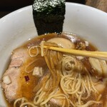 らぁ麺や 嶋 - 【メンマ】味3.8
      メンマは、麺と同じ太さに整えられています。麺を啜ると、メンマが巻き込まれてるので、少し散らすと良いかもしれません。麺の中に抵抗感があるメンマがシャクっとして旨い(*´꒳`*)