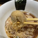 らぁ麺や 嶋 - 【肉雲呑】味3.3
      味が結構染み込んだ雲呑。中の餡は、肉・肉・肉過ぎていたので、、、大葉とかで少しアクセントをつけた方が変化があって旨いと思うのだが。