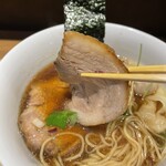 らぁ麺や 嶋 - 【炭火炙りバラチャーシュー】味5.0
      箸で口に入れると、口の中でトロけて消える部分と噛み締めて楽しむ部分に分かれます。脂の上品な甘みは、想像以上に広がります(● ˃̶͈̀ロ˂̶͈́)੭ꠥ⁾⁾
      コレは旨い‼️
      