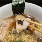 らぁ麺や 嶋 - 【昆布メ低温鶏ムネ（黒トリュフ）】味3.5
      冷やされた鶏胸をカットして、黒トリュフ（タルトゥファータ）を添えたもの。胡椒がメインで感じる黒トリュフのイメージです。少量なので、鶏胸を優しくピリッと。