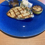 シズラー - メカジキソテー、マッシュポテト。レモンだけでも美味いです。