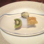 ピエール - アミューズは、トリフに乗ったボタン海老、キューイとチーズ、小さなパイ