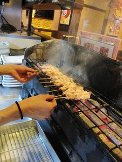 Yakitori Izakaya Bunnage - おいしい焼鳥をつくるためには「火力」が重要。炭を調整しながら最高の火力で焼き上げます！！