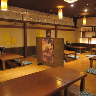 The spacious tatami room creates a lively and fun atmosphere.