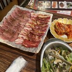 徳龍 - 先出の肉、キムチ、サラダ。2人で行ってこの量が出ます！