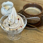 Mumokuteki cafe - 御前にセットしたアイスクリームとホットコーヒー。