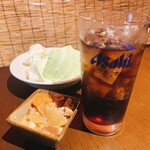 大衆酒場 串ぼん - コカ・コーラ 200円、お通し330円、付け合わせ酢キャベツ 110円