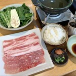 Koisuru Buta Kenkyuujo - 恋する豚のしゃぶしゃぶ定食1730円
                        （お昼ごはん11:00〜15:00）