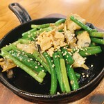 豊丸水産 - つぶ貝のネギ塩ガーリック鉄板炒め 539円